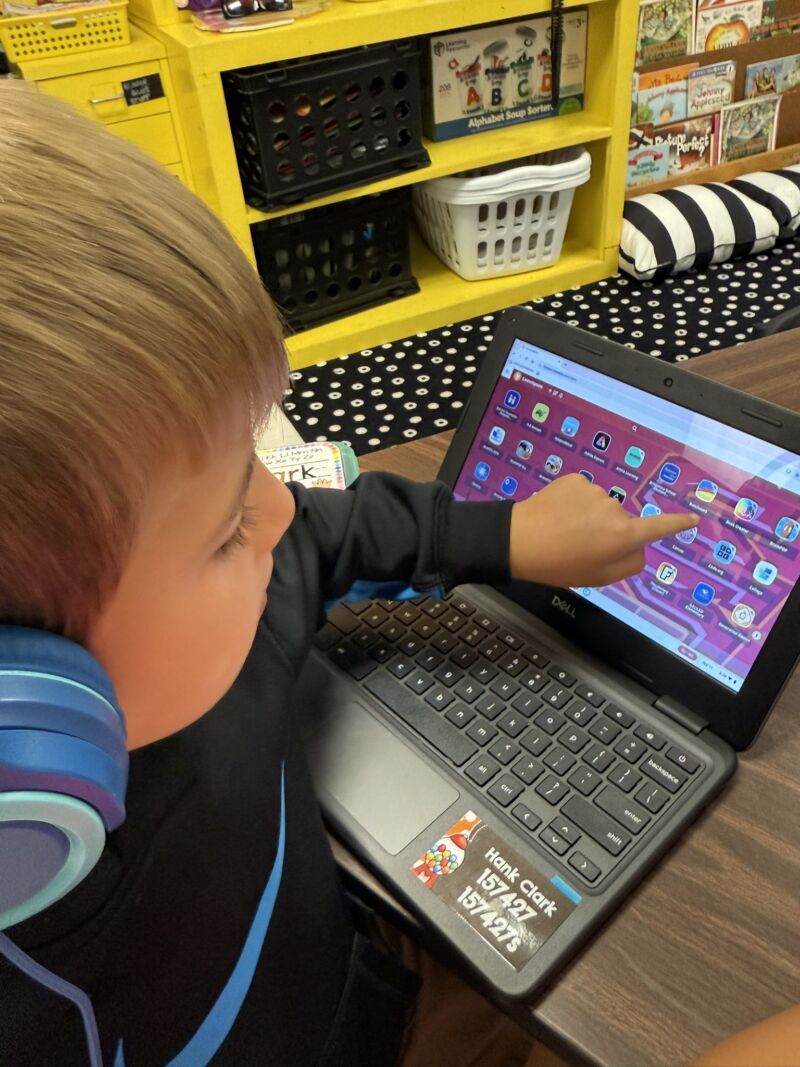 Image for the Tweet beginning: Learning with Benchmark! 📖#mrssmatherskindergarten @Hall_Schools